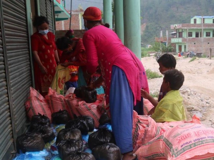 सल्यानमा विपन्न बालबालिकालाई खाद्यान्न 